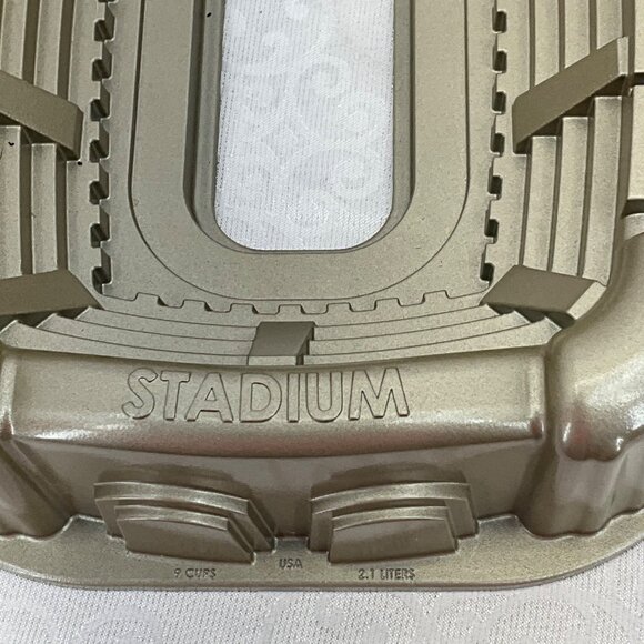Nordic Ware Stadium-Shaped Cake Pan 9-Cup Capacity - Picture 2 of 6